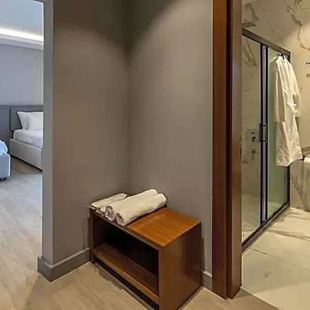 Royal Hayat Old Town Hotel *